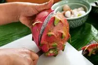 ببینید| غذای خیابانی در تایلند؛ تهیه سالاد با دراگون فروت، رامبوتان و تخم بلدرچین در بانکوک