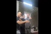 (ویدیو) ضربه شگفت‌انگیز یک رزمی‌کار؛ پاره کردن کاغذ از وسط با مشت برق‌آسا