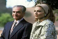 (عکس) شاه و فرح در حال اسکی؛ ۶۰ نفر زیر بهمن خفه شدند!