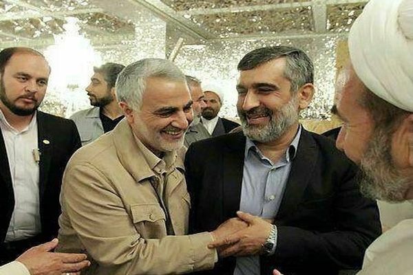 عکس؛ سفر به تاریخ؛ اشک‌های «حاج قاسم سلیمانی» در گوشه‌ای از حرم امام رضا (ع)؛ دهۀ 90