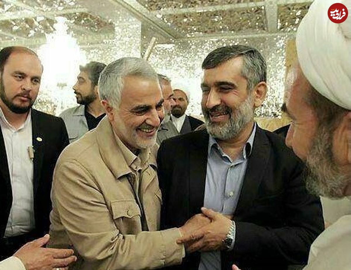 عکس؛ سفر به تاریخ؛ اشکهای «حاج قاسم سلیمانی» در گوشهای از حرم امام رضا (ع)؛ دهۀ 90