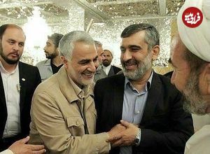 عکس؛ سفر به تاریخ؛ اشک‌های «حاج قاسم سلیمانی» در گوشه‌ای از حرم امام رضا (ع)؛ دهۀ 90