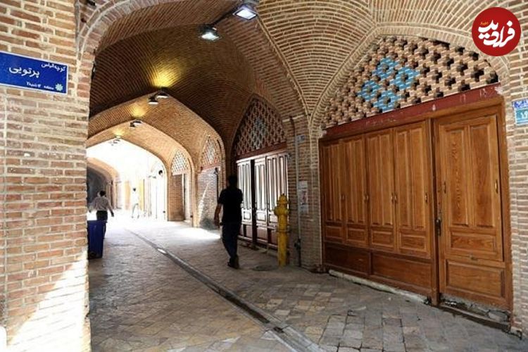 عکس؛ خانه پلاک ۱۷ پامنار؛ می‌خواهد اصیل بماند اما درب آن نمی‌گذارد!