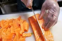 ببینید| غذای خیابانی در آمریکا؛ مرغ سوخاری، وافل و کیک ماهی سالمون در شیکاگو