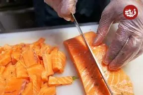 ببینید| غذای خیابانی در آمریکا؛ مرغ سوخاری، وافل و کیک ماهی سالمون در شیکاگو