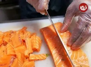 ببینید| غذای خیابانی در آمریکا؛ مرغ سوخاری، وافل و کیک ماهی سالمون در شیکاگو