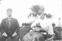عکس| سفر زمان؛ تصویری از نماز میت بر پیکر «ملکه جهان، مادر احمدشاه» در کربلا؛ ۷۸ سال قبل