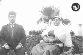 عکس| سفر زمان؛ تصویری از نماز میت بر پیکر «ملکه جهان، مادر احمدشاه» در کربلا؛ ۷۸ سال قبل