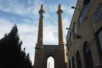 عکس| سفر به ایران قدیم؛ منظرۀ یک کوچه در اصفهان و مناره‌های دارالضیافه؛ 115 سال قبل