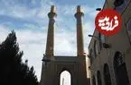 عکس| سفر به ایران قدیم؛ منظرۀ یک کوچه در اصفهان و مناره‌های دارالضیافه؛ 115 سال قبل