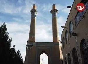 عکس| سفر به ایران قدیم؛ منظرۀ یک کوچه در اصفهان و مناره‌های دارالضیافه؛ 115 سال قبل