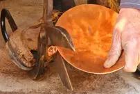 (ویدئو) نحوه ساخت یک کاسه مسی زیبا به روش استاد اصفهانی 