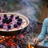 ببینید| غذای روستایی در ایران؛ پخت کیک با شاه توت های تازه در روستا