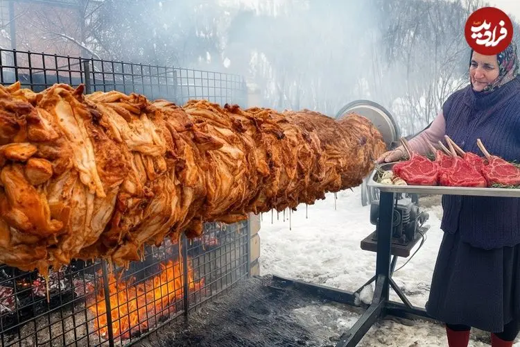 ببینید| غذای روستایی در آذربایجان؛ پخت دونر کباب مرغ و استیک گوشت گاو در هوای برفی