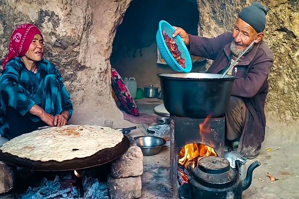 (ویدئو) غذای غارنشینان در افغانستان؛ نحوه پخت نان و واویشکای دل و جگر گوسفند