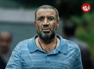عکس| سفر زمان؛ تیپ و چهرۀ «نصرالله رادش» در پشت‌صحنه «مرد سه هزار چهره»