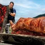 ببینید| غذای روستایی در آذربایجان؛ کباب کردن بره کامل در تنه درخت