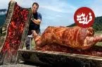 ببینید| غذای روستایی در آذربایجان؛ کباب کردن بره کامل در تنه درخت