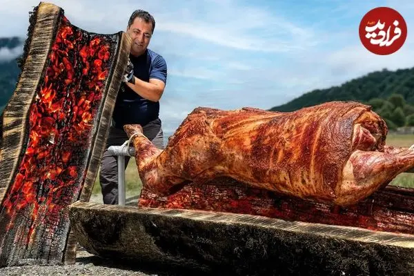 ببینید| غذای روستایی در آذربایجان؛ کباب کردن بره کامل در تنه درخت