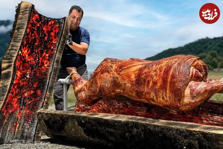 ببینید| غذای روستایی در آذربایجان؛ کباب کردن بره کامل در تنه درخت