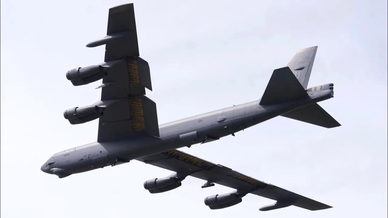 (ویدئو) لحظه حیرت انگیز تیک آف B52 بزرگترین و سریع ترین هواپیماهای بمب‌افکن جهان