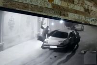ببینید؛ سرقت وحشیانه از زنی که بچه در آغوش داشت
