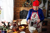 ببینید؛ غذای روستایی در اوکراین؛ پخت ماهی و شیرینی توسط یک مادربزرگ