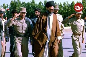 عکس؛ سفر در زمان؛ «رهبر انقلاب» با لباس ارتش در حال نماز خواندن در جبهه؛ دهه 60