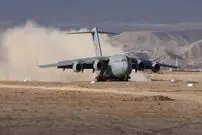 (ویدئو) لحظه جالب فرود هواپیمای سی-۱۷ آمریکا وسط بیابان