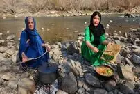 (ویدئو) پخت پلو بریانی اصیل توسط مادر و دختر روستایی کردستانی کنار رودخانه