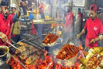 ببینید؛ غذای خیابانی در پاکستان؛ ماهی سرخ شده و کبابی در کراچی