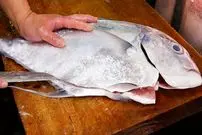 ببینید| غذای خیابانی در ژاپن؛ برش ماهرانه ماهی ماکرل و تهیه 2 نوع غذا با آن در اوکیناوا