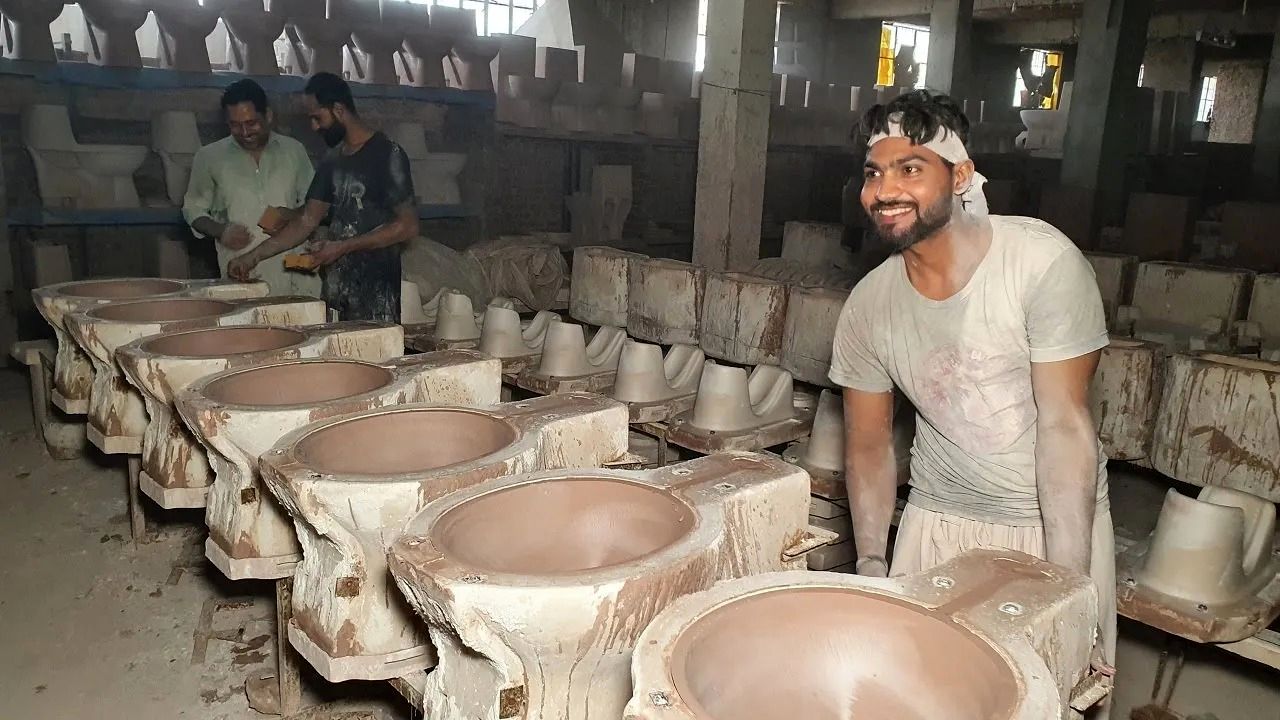 (ویدئو) فرایند چالش برانگیز پاکستانی ها برای ساخت توالت فرنگی به شکل سنتی