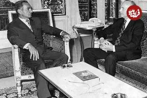 سفر در زمان؛ یادداشت‌های علم، یکشنبه ۲۰ خرداد ۱۳۵۲: شاهنشاه تلفن کرد که ببین چه عکسی پدرسوخته‌ها در روزنامه‌ها از من و هیوم (وزیر خارجه انگلیس) چاپ کرده‌اند