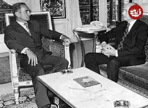 سفر در زمان؛ یادداشت‌های علم، یکشنبه ۲۰ خرداد ۱۳۵۲: شاهنشاه تلفن کرد که ببین چه عکسی پدرسوخته‌ها در روزنامه‌ها از من و هیوم (وزیر خارجه انگلیس) چاپ کرده‌اند