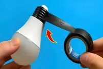 ببینید؛ روشی ساده برای تعمیر لامپ LED سوخته با استفاده از چسب برق