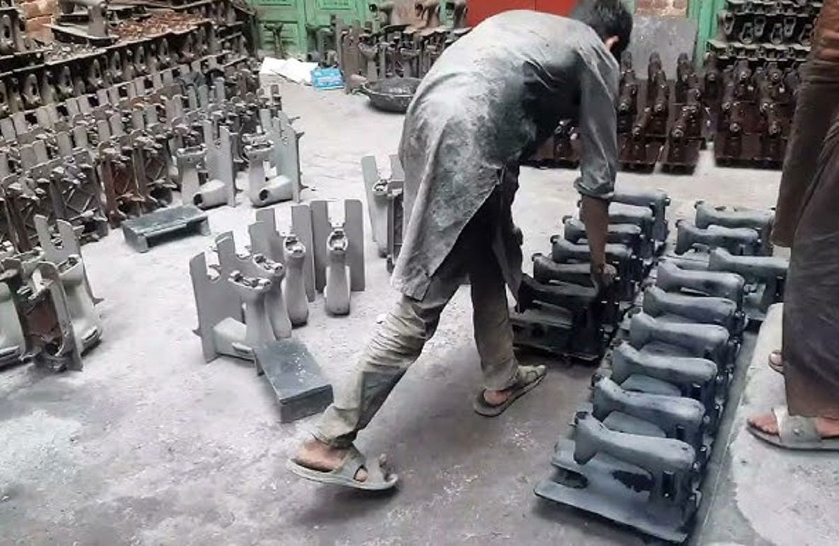 (ویدئو) ببینید پاکستانی ها چگونه در کارگاه‌های کوچک چرخ خیاطی تولید می‌کنند