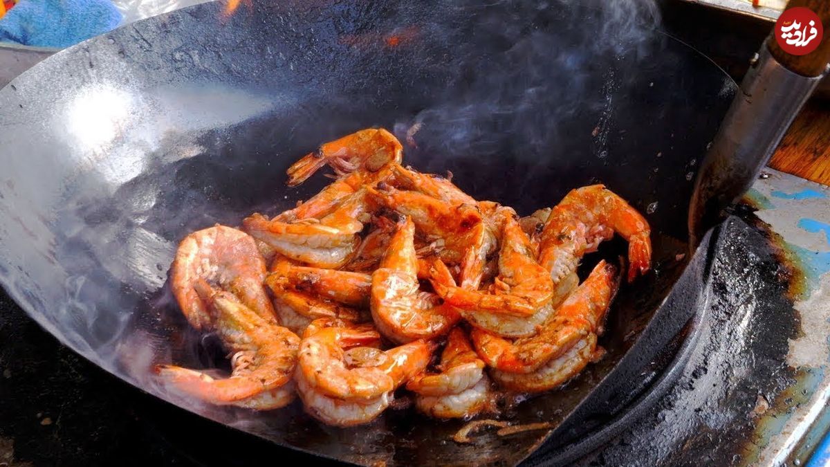 ببینید؛ غذای خیابانی در تایلند؛ پخت غذا با میگو، سبزیجات و تخم مرغ در بانکوک
