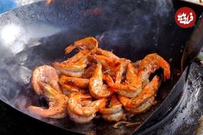 ببینید؛ غذای خیابانی در تایلند؛ پخت غذا با میگو، سبزیجات و تخم مرغ در بانکوک