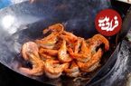 ببینید؛ غذای خیابانی در تایلند؛ پخت غذا با میگو، سبزیجات و تخم مرغ در بانکوک