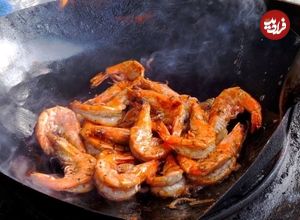 ببینید؛ غذای خیابانی در تایلند؛ پخت غذا با میگو، سبزیجات و تخم مرغ در بانکوک