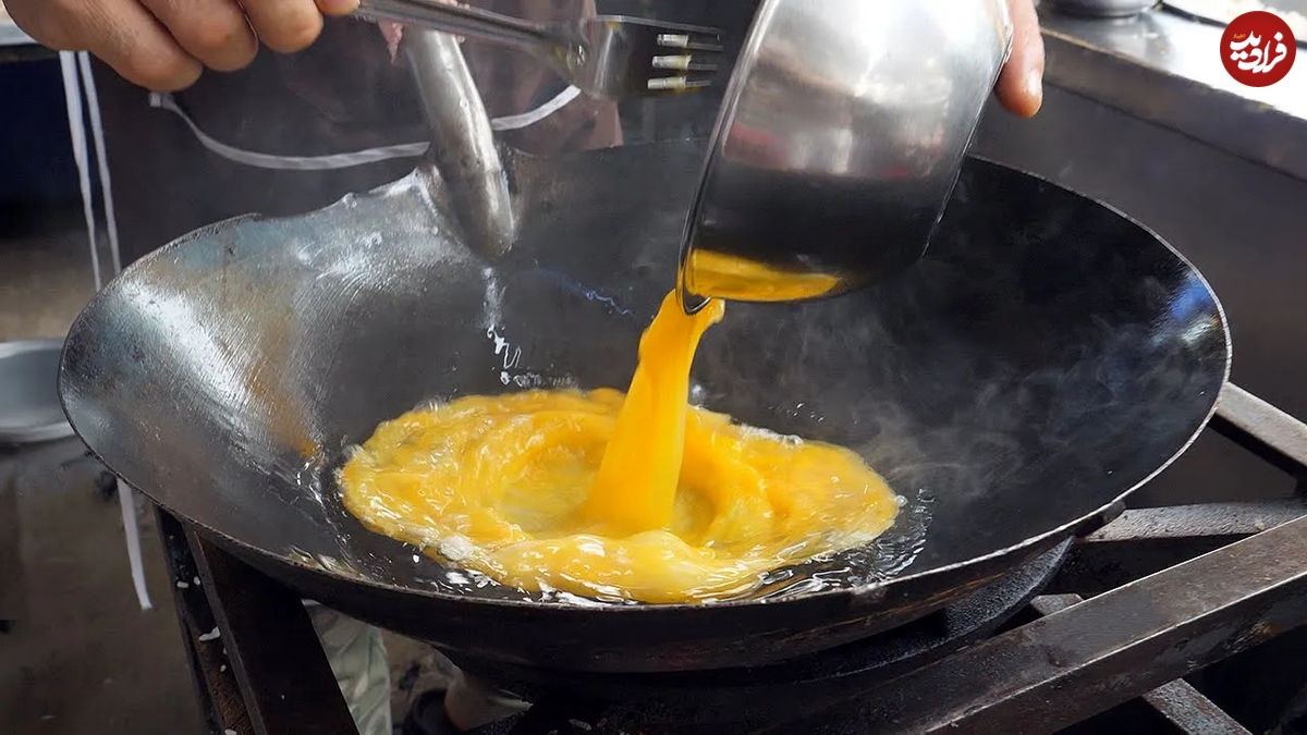 (ویدئو) غذای خیابانی در تایلند؛ پخت برنج سرخ شده محبوب با تخم مرغ