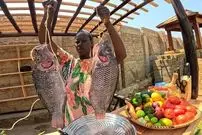 ببینید| غذای روستایی در کنیا؛ کباب ماهی در برگ موز روی آتش