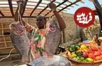 ببینید| غذای روستایی در کنیا؛ کباب ماهی در برگ موز روی آتش