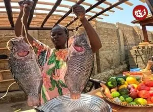 ببینید| غذای روستایی در کنیا؛ کباب ماهی در برگ موز روی آتش