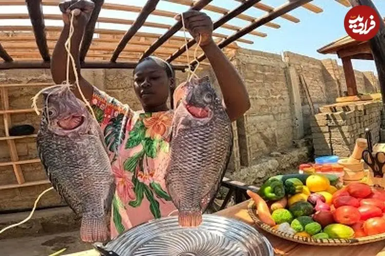 ببینید| غذای روستایی در کنیا؛ کباب ماهی در برگ موز روی آتش