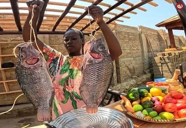 ببینید| غذای روستایی در کنیا؛ کباب ماهی در برگ موز روی آتش