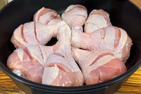 ببینید؛ طرز پخت یک غدای آسان و متفاوت اسپانیایی با 8 عدد ران مرغ 