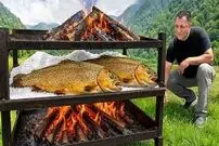 ببینید| غذای روستایی در آذربایجان؛ صید ماهی قزل آلا و کباب کردن آن در نمک