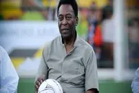 عکس| سفر در زمان؛ «پله، اسطوره فوتبال» در حال درست کردن کیک با کلاه آشپزی؛ سال 1338